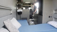 Interior de una furgoneta del modelo L2H2 camperizada en la carpinter�a Sen�n