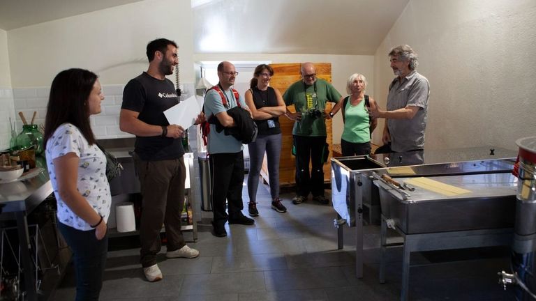 Una visita a la empresa apcola O Galeirn dentro de una edicin anterior del programa Os camios dos sabores
