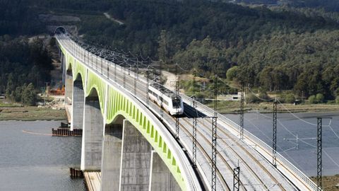 Un tren circulando por el viaducto del Ulla, en el eje atlntico