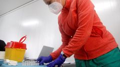 Preparaci�n de una dosis contra el coronavirus en un puesto de vacunaci�n en Gij�n