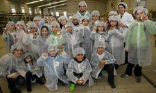 Los chavales se vistieron con gorros y batas para poder recorrer las instalaciones de la f�brica. 