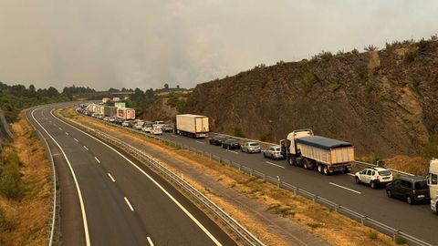 La A-52, cortada en A Gudia por los incendios