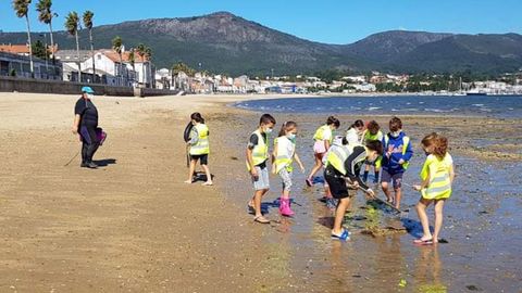 Rosa Mill�n ense�� a mariscar a un grupo de alumnos del Salustiano Rey Eiras de A Pobra