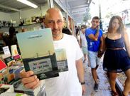 <span lang= es-es >La �ltima sesi�n de firmas</span>. Jos� Manuel Ledo, autor de la novela As Pontes do Ego Sum, cerr� el programa de firmas en la feria. Su libro, editado por Ir Indo, empieza a situarse en las listas de ventas en lengua gallega y ya va por su segunda edici�n en menos de seis meses.