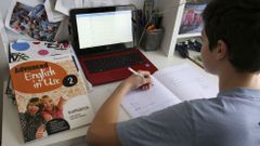 Un alumno gallego trabaja en su casa con un ordenador de la Xunta, dentro del programa E-Dixgal (libro digital)