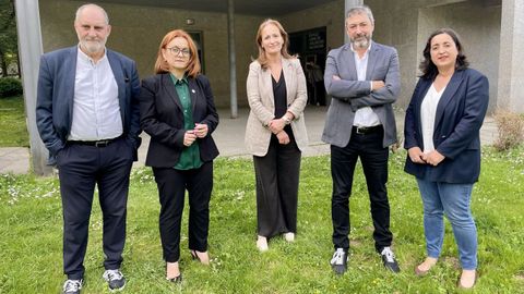 Luciano Alfaya (segundo por la derecha)durante el debate entre candidatos a dirigir el Colexio de Arquitectos de Galicia que se celebr en Santiago. Con l, de izquierda a derecha, Antonio Davila, Elvira Carregado, Teresa Tboas (moderadora) y Elena Ampudia.