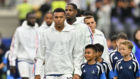 Los jugadores de Francia, con Mbapp� a la cabeza, saltan al campo para jugar las semis contra Espa�a.