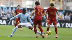 Jes�s V�zquez, junto a Ilaix Moriba, en el Celta--Valencia de esta temporada.
