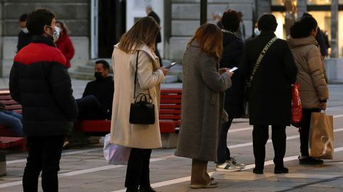 Varias personas esperan para entrar a una tienda de ropa en Oviedo