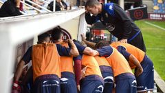 Los jugadores hacen pia antes de un partido en Pasarn