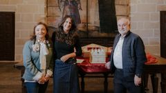 Vania Lpez, Jos Luis Ferreiro y Mara Orua, junto a los anillos y su rplica