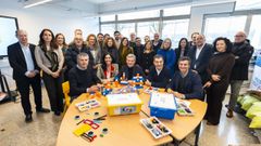 En el centro, el presidente de la Xunta, Alfonso Rueda,�en el polo creativo de la Facultad de Ciencias de la Educaci�n de la USC.