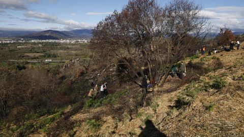Alumnos de Vern y Xinzo participaron en la salida al monte.