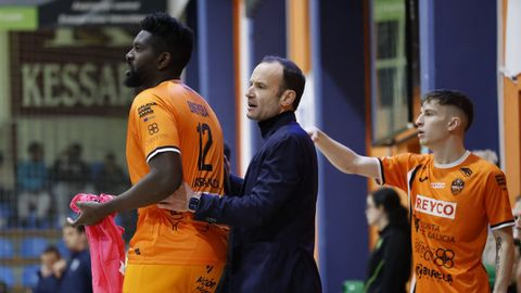 Junma Marrube, junto a Bingyoba y Al&aacute;n en la banda, durante la visita del Legan&eacute;s al Vista Alegre.