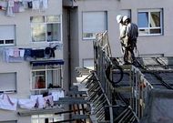 Dos obreros trabajando en un obra en Ourense, en una imagen de archivo