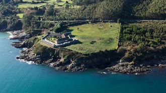 Castelo do Cardeal. Casi 600 metros cuadrados construidos, m�s de 360 �tiles, un jard�n de cerca de tres mil, excelentes vistas y mucha historia que contar desde que fue construido entre 1755 y 1757 en honor al infante hermano del rey Carlos III, planeado para proteger la r�a de Corcubi�n. j. g. vald�s