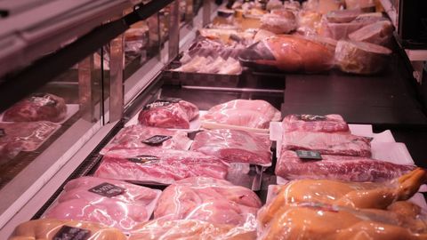 Distintos tipos de carne, entre ellas de cerdo, en una carnicer&iacute;a