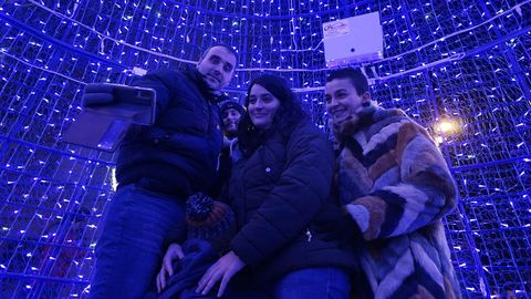 LUCES DE NAVIDAD EN OURENSE.En la ciudad, el alumbrado navideo se encendi en la vspera del puente de la Constitucin