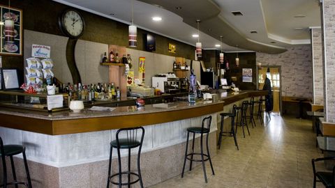 Primer d�a en Arteixo tras las restricciones impuestas por la Xunta. La cafeter�a de Antonio Carlos Pereira cerrada