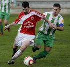 Un futbolista del Escar�n conduce el bal�n en Alfoz.