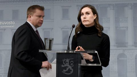 La primera ministra finlandesa, Sanna Marin, anuncia el envo de armamento a Ucrania