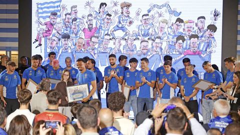 Fueron muchos los aficionados blanquiazules que presenciaron el acto de La Voz con el D�por.