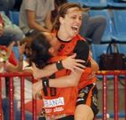 Ceci y Gaby celebran un gol. 