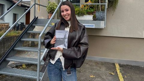 LA NIETA. En la imagen, Milena Blanco, esta semana en Sursee, municipio de unos diez mil habitantes (cerca de B�ron, donde vive) que est� a apenas veinte minutos de la capital cantonal, Lucerna. En esa localidad es donde ha estudiado el preuniversitario y donde ha elaborado en libro, gracias a sus estancias de vacaciones entre Cee y Corcubi�n, localidades a las que est� muy unida, pese a la distancia. Agradece a su abuelo que le haya �abierto las puertas de su pasado�, tras casi medio siglo cerradas, por aquel suceso tr�fico que fue traum�tico en su vida