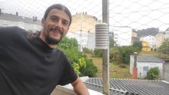Chema, en Cedeira, cun dos aparellos que uso para estudar o tempo
