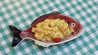 Un salpicón de marisco en un sugerente recipiente con forma de pescado
