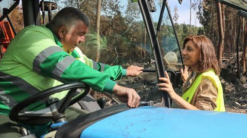 La conselleira de Medio Ambiente e Cambio Clim�tico, �ngeles V�zquez, durante su visita a los trabajos de Augas de Galicia en la parroquia de Santa Cristina de Cobres, en Vilaboa.