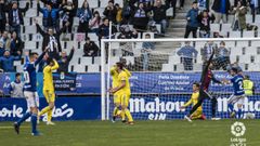 Diegui se agarra a la red tras marcar el 2-1 ante el Cádiz