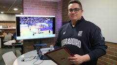 Epi, en su despacho del Multiusos de Sar despu�s de un entrenamiento