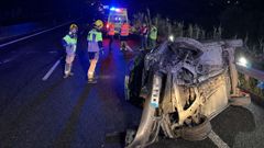 Estado en el que qued� el turismo que se sali� de la v�a en la autov�a de Barbanza