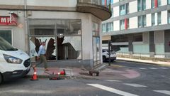 El escaparate del comercio qued� hecho a�icos.