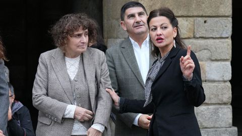 La alcaldesa de Santiago, Goretti Sanmartn, el delegado del Gobierno, Pedro Blanco, y la ministra de Juventud e Infancia, Sira Rego, este mircoles en Santiago 