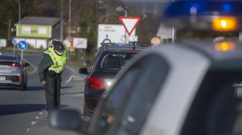 Imagen de archivo de un control de tr&aacute;fico de la Guardia Civil en la N-525.