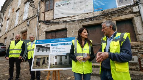 La conselleira de Vivenda, María Martínez Allegue, supervisó en junio en Mondoñedo las obras que se ejecutan en un inmueble de la calle Peña de Francia para convertirlo en una vivienda que se alquilará a menores de 36 años