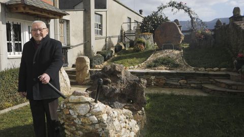 Jos� Mar�a posa en Santo Tom� en los jardines de su vivienda, que �l mismo dise�� y que cuida