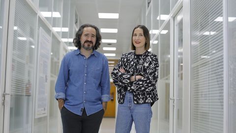 Los investigadores del Citic de la cátedra ENIA sobre algoritmos verdes Javier Tarrío y Verónica Bolón. Ella es la investigadora principal del equipo científico conformado por 20 profesionales