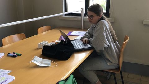 ngela, estudiante de Magisterio, sin mascarilla en la biblioteca de la UDC de Riazor