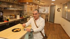 Roberto Montes est� al frente de Cafeter�a Aldo, en la avenida Arcadio Pardi�as de Burela