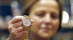 Un reloj de oro en una joyer�a gallega, en foto de archivo
