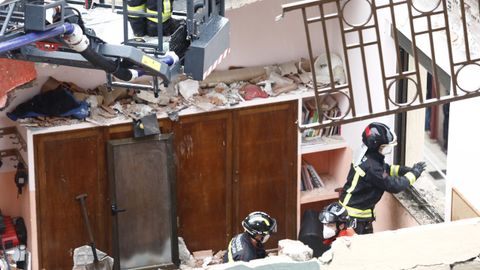 Los bomberos trabajan en el derrumbe de la terraza del colegio San Vicente de Paul de Gijn