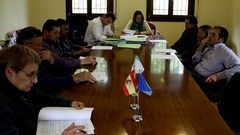 Un momento del pleno de ayer, con la alcaldesa al fondo de la imagen, en el centro de la mesa