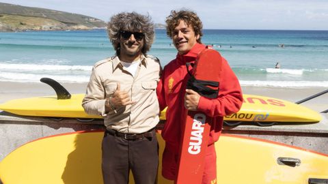 Toni Varela (izquierda), director de One Surf Academy, con Martín Zas Novo, socorrista en Area Maior de Malpica.