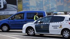 Un agente de la Guardia Civil, en un control en Boiro