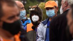 Decenas de pescadores, cazadores y ganaderos de distintos puntos de Asturias se manifiestan en coche este s�bado por el centro de Oviedo para demandar m�s apoyo a ambos sectores por parte del Gobierno auton�mico y protestar por la normativa que regula sendas actividades