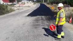 Un aspecto de los trabajos de reparaci�n del firme da�ado por el paso de veh�culos pesados