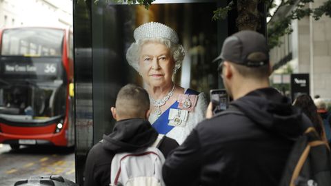 Los homenajes a la reina de Inglaterra fueron omnipresentes a lo largo y ancho de la ciudad de Londres, y muchas marquesinas amanecieron con la imagen de Isabel II.